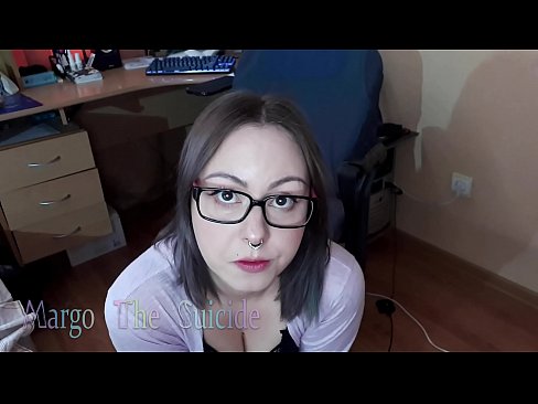 ❤️ Σέξι κορίτσι με γυαλιά πιπιλίζει Dildo βαθιά στην κάμερα Γαμημένο βίντεο
