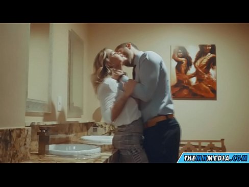 ❤️ Όταν μια πλούσια ξανθιά σε αποπλανεί σε μια δημόσια τουαλέτα Γαμημένο βίντεο